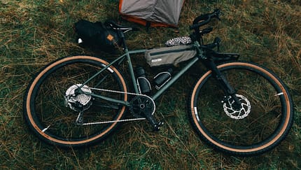 Rose Hobo Dropbar,Gravelbike,Stahl,liegend auf Wiese