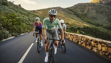 Assos Equipe R und Dyora R Bekleidungslinie