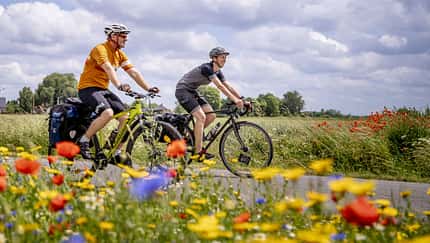 Deux cyclistes a velo entre Tournai et Mons