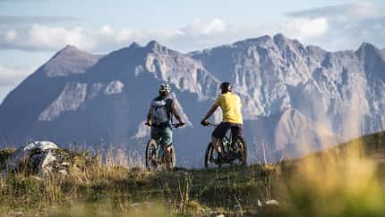 Mann und Frau auf Mountainbike in den Bergen