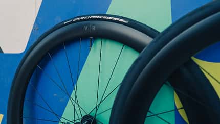 Van Rysel Carbon Laufräder VR 35 VR 50,Decathlon,schräg vor bunter Wand