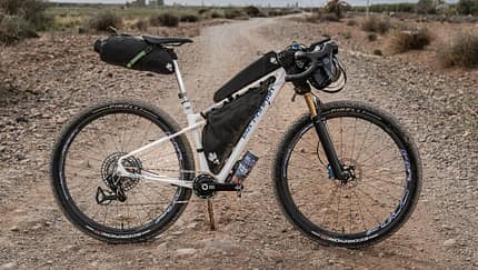 Das Lee Cougan Innova Super Gravel von Mattia de Marchi beim Atlas Mountain Race 2024