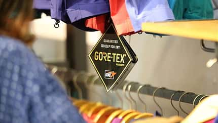PFC-freie Outdoorjacken: Wie gut sind die neuen Materialien wirklich?