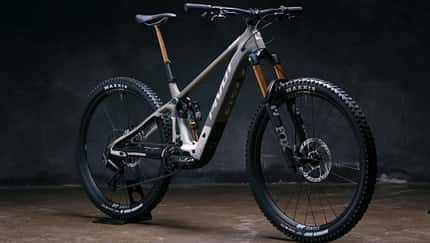 Das neue Pivot Shuttle SL/AM kommt mit kraftvollem Bosch-SX-Motor, leichtem Carbon-Rahmen und einer edlen Ausstattung. Das Light-E-MTB hat mehr Federweg, mehr Power und das bei einem Gewicht unter 18 kg. Auch das neue Bosch-400C-Display kann verbaut werden.