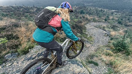 Deuter Hiline: Enduro-Rucksack mit Rückenprotektor