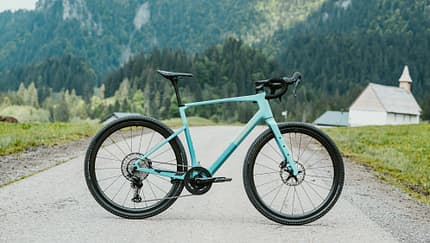 Simplon Grid :elight,Gravelbike,Bergpanorama,Seitenansicht