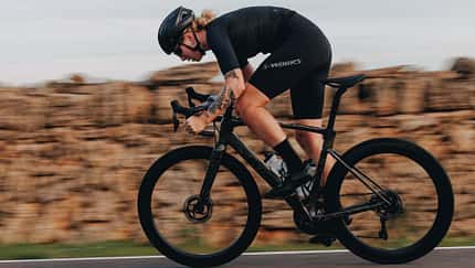 S-Works,Radsportbekleidung,Specialized,Frau auf Straße in schwarz