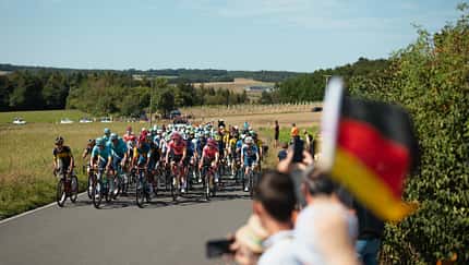 Deutschland Tour,Straße,Deutschlandfahne,blauer Himmel