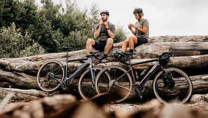 Ridley Bikes,E-Kanzo Adventure,Gravelbike,Baumstämme,zwei Räder