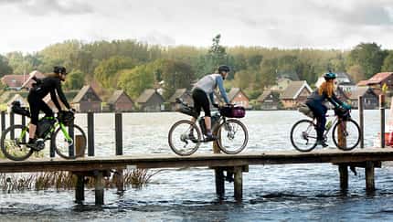 Gravel Weekender Mecklenburgische Seenplatte auf dem Steg
