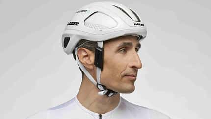 Das Lazer Velovox System wird an das Helmband angeklippt.