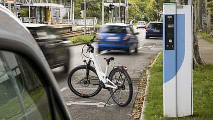 Darf ich mein E-Bike an der E-Auto-Ladesäule laden?