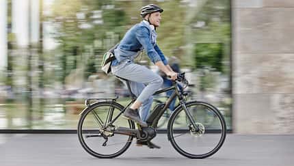 Mann fährt auf einem E-Bike