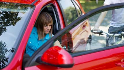 Autofahrer öffnen eine Tür