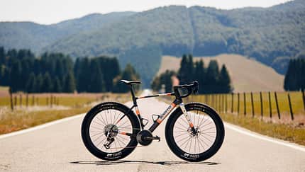 © Davide Dal Mas  All Rights Reserved, Sarto Gravel Wide,Gravelbike,Seitenansicht auf Straße