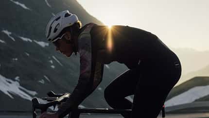 Santini Unico, HW2025/26,Radbekleidung,Action,Sonne scheint über den Rücken des Radfahrers