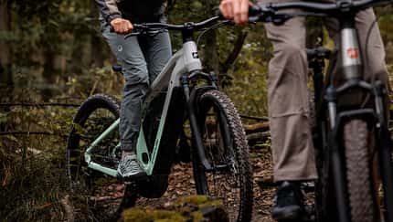 Das Focus Jarifa² ist ein E-Hardtail für erste Trailkilometer und ausgedehnte Touren. Das Focus Jarifa² ist ein E-Hardtail für erste Trailkilometer und ausgedehnte Touren.
