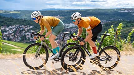 Rennrad,Titel,oberhalb am Hang,zwei Rennradfahrer