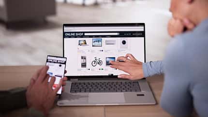 Ein Paar, das online auf einem Laptop Fahrräder shoppt 