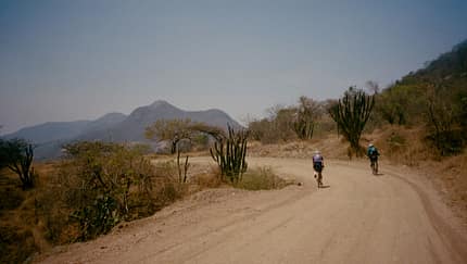 Experimental Bikepacking Team in der Wüste