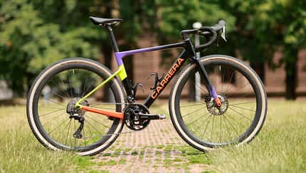 Carrera Eravel,Gravelbike,Test,Seitenansicht,Wiese,Pflastersteine Carrera Eravel,Gravelbike,Test,Seitenansicht,Wiese,Pflastersteine