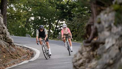 Scott Fastlane,zwei Rennradfahrer,Kurve,Action Scott Fastlane,zwei Rennradfahrer,Kurve,Action