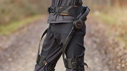 Über zwei Carbon-Stäbe sind die Beine mit den Motoren am Hüft-Gurt verbunden Über zwei Carbon-Stäbe sind die Beine mit den Motoren am Hüft-Gurt verbunden