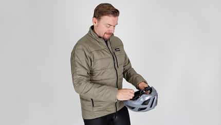 GripGrab XPLR Insulated Jacket,Test GRAVELBIKE, Test ROADBIKE,Helm von Giant in der Hand