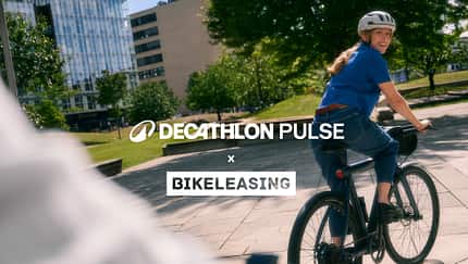 Radfahrerin mit Decathlon Pulse und Bikeleasing-Schriftzug