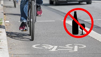 Radfahrer auf Radstreifen mit Alkohol-verboten-Symbol