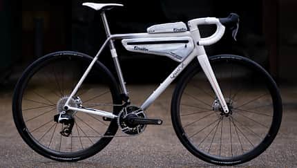 Quirk M2L Durmitor,Rennrad,Seitenansicht mit Tailfin-Taschen