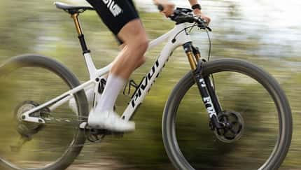 Mach 4 SL,Mountain Bikes,Pivot Cycles,Ride Tuning,JB Liautard,Spain,Action,Ian Ackert Zwei Farben des neuen Mach 4 SL stehen zur Auswahl.