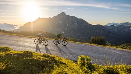Salzkammergut,zwei Rennradfaher,Abfahrt vor dem Sonnenuntergang