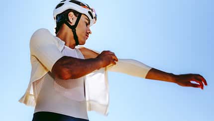 Santini,Polartec,Aero-Race-Trikot,Fahrer am Ärmle zupfend