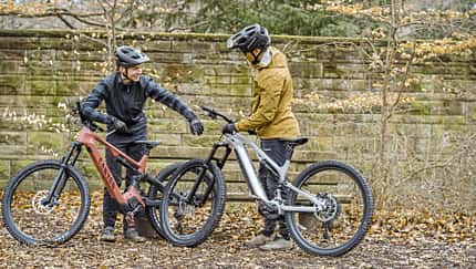 Budget E-MTBs um 4000 €: 5 E-Fullys im Test