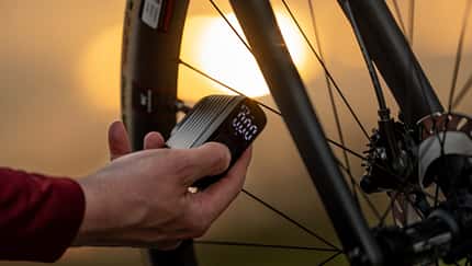 BBB Cycling,BarBank,Mini E-Pumpe,Mini Kompressor,Pumpe angesetzt auf Ventil