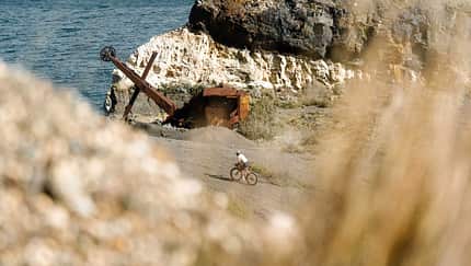 Selle San Marco Shortfit Allroad,Gravel-Sattel,Ausfahrt,Meer,verrostetes Schiff