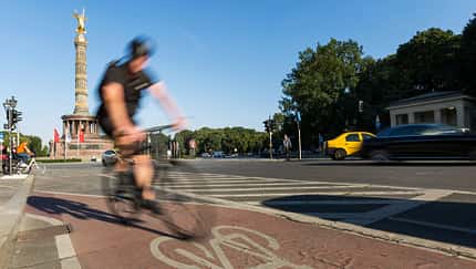 Fahrradfahrer vor der Siegessäule in Berlin 