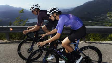 Bicycle, Clothing, Cycling, Footwear, Helmet, Person, Shoe, Sport, Transportation, Vehicle Die neue "Hot Weather"-Kollektion von Castelli.