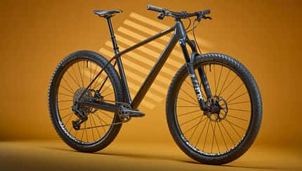 BikeAhead The Frame 02, Mountainbike, Carbonrahmen, Hardtail, 29 Zoll, Fox Federgabel, Cross-Country, Leichtbau, Fahrrad, Studiobild BikeAhead The Frame 02 Mountainbike vor orangefarbenem Hintergrund, Studiobeleuchtung, Komplettansicht seitlich.