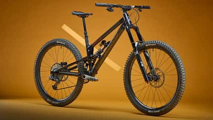 Dedicated Senduro, Enduro-Mountainbike, Mountainbike, Fully, Vollfederung, Scheibenbremse, Continental Reifen, Kettenschaltung, Fahrradtechnik, Studioaufnahme Das Bild zeigt ein Dedicated Senduro Mountainbike in Studioaufnahme vor orangem Hintergrund.