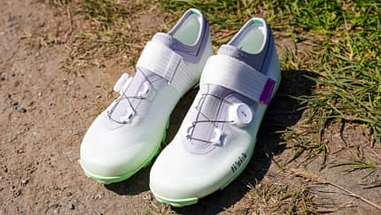 GRAVELBIKE Test,Fizik Ferox 2 Carbon,Gravelschuh,schräge Ansicht von oben GRAVELBIKE Test,Fizik Ferox 2 Carbon,Gravelschuh,schräge Ansicht von oben