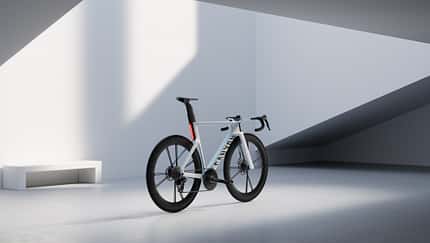 Canyon Predict Rennrad, Canyon Stingr Helm,Studie,schräge Ansicht von hinten