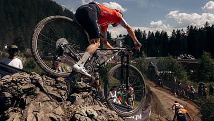 Die Riesenräder bei ihrem ersten Weltcup-Einsatz. Thömus-Maxon setzt als erstes Bike mit den neuen 32ern ein. Die Riesenräder bei ihrem ersten Weltcup-Einsatz. Thömus-Maxon setzt als erstes Bike mit den neuen 32ern ein.