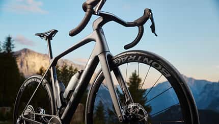 Trek Domane Rennrad Endurance Standbild schräg von vorne Trek Domane Rennrad Endurance Standbild schräg von vorne