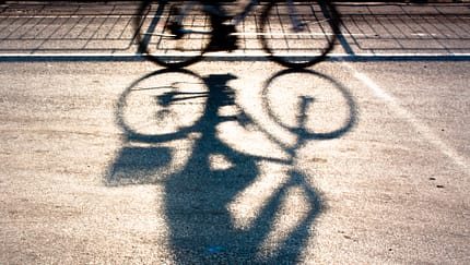Schatten eines Radfahrers auf dem Asphalt. Schatten eines Radfahrers auf dem Asphalt.