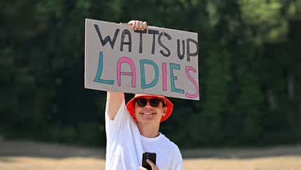 Ein Tour-de-France-Zuschauer hält ein Schild mit "Watts up Ladies" hoch Ein Tour-de-France-Zuschauer hält ein Schild mit "Watts up Ladies" hoch