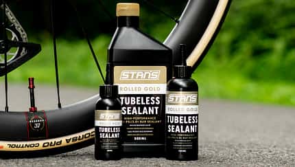 Stan's Rolled Gold,Dichtmilch,Tubeless,vor Laufrad stehend