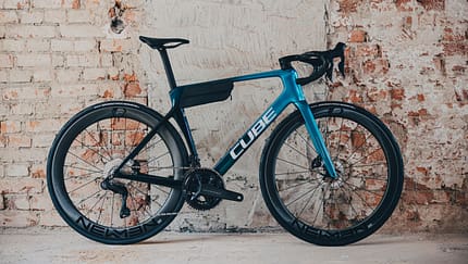 Cube Agree Rennrad Neuheit Endurance-Rennrad Standbild Ziegelmauer