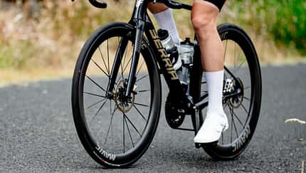 Rennradfahrer auf einem Berria-Rennrad mit den gestaffelten Mavic Comete Carbon-Laufrädern. Rennradfahrer auf einem Berria-Rennrad mit den gestaffelten Mavic Comete Carbon-Laufrädern.